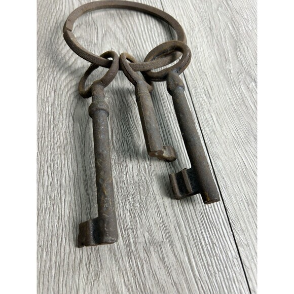 Vintage Cast Iron Skeleton Keys (3) On Key Ring For Prop or Display - Picture 2 of 8